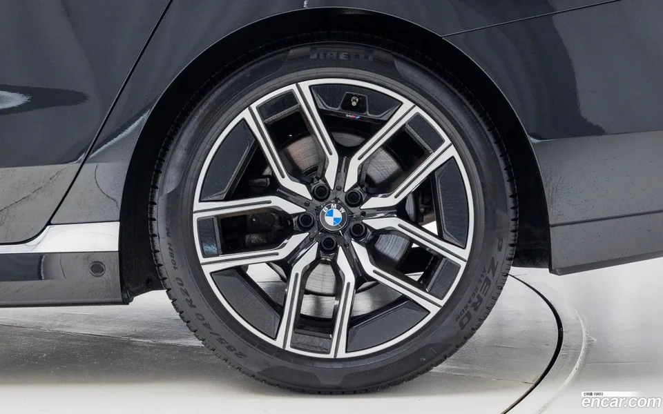 BMW 7 Series 740i sDrive M 2023 — thumbnail 2