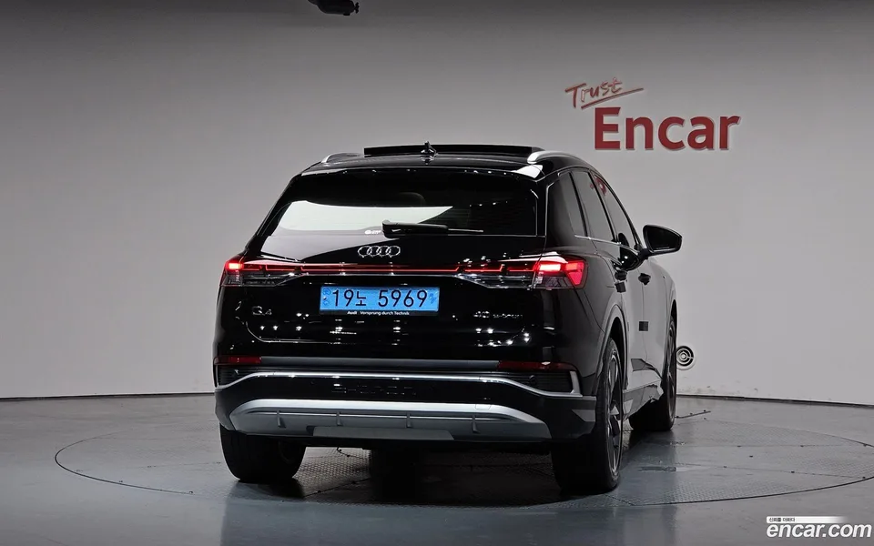 Audi Q4 e-tron 40 2023 — thumbnail 3