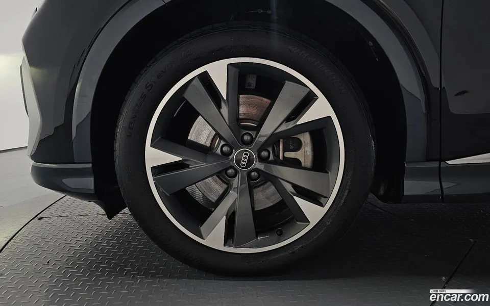 Audi Q4 e-tron 40 2023 — thumbnail 5