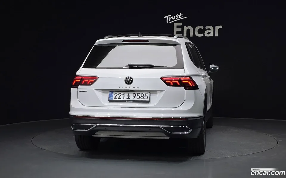 Volkswagen Tiguan Allspace 2.0 TSI 2023 — thumbnail 4