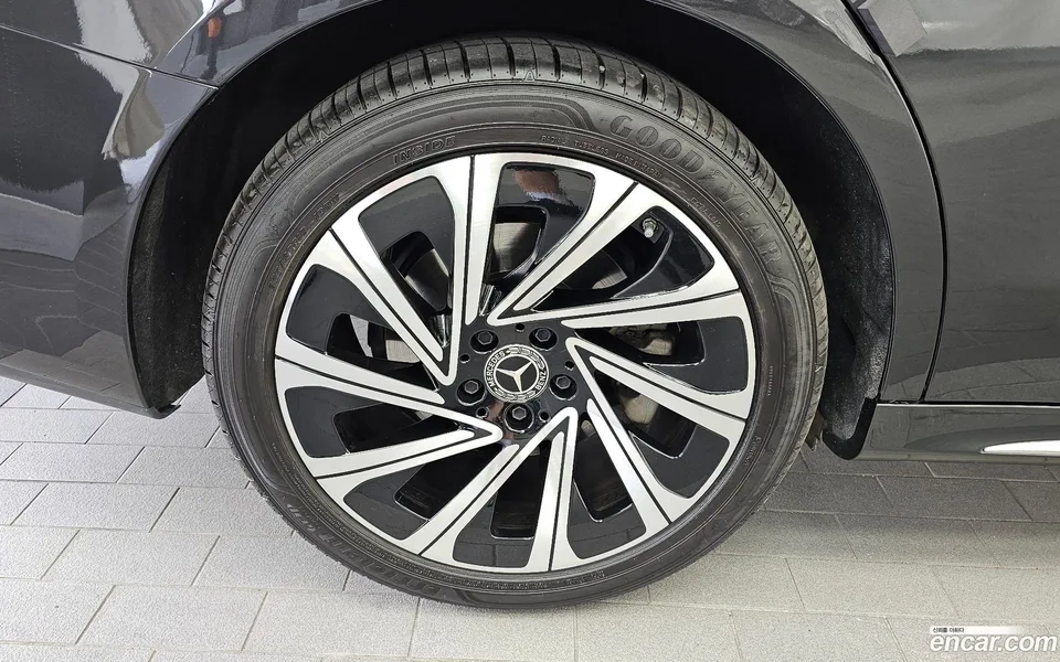 Mercedes-Benz E-Class E300 4MATIC 2024 — thumbnail 2