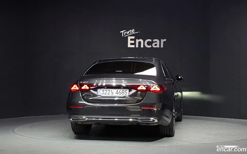 Mercedes-Benz E-Class E300 4MATIC 2024 — thumbnail 4