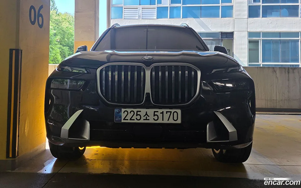 BMW X7 xDrive 40i 7 2025 — photo 1, buy with delivery to Moscow