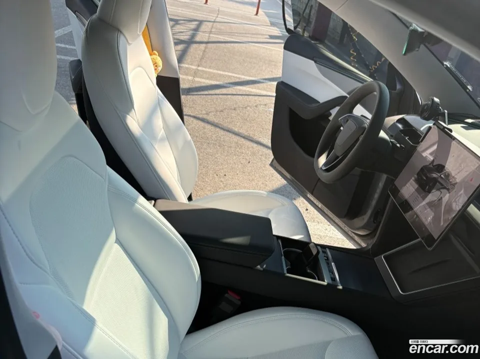 Tesla Model Y AWD 2025 — thumbnail 2