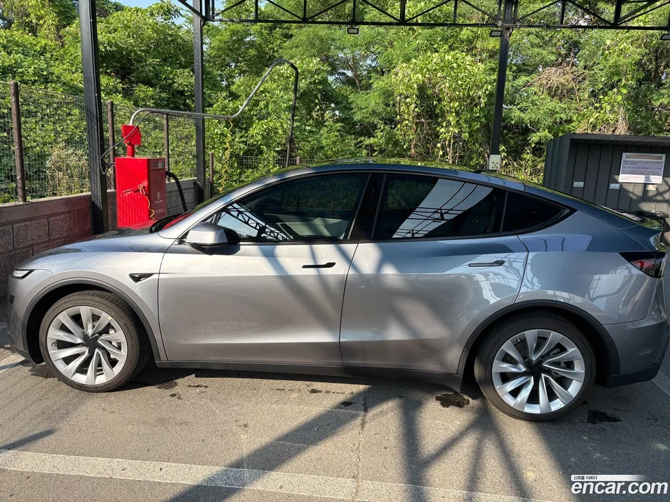 Tesla Model Y AWD 2025 — thumbnail 3