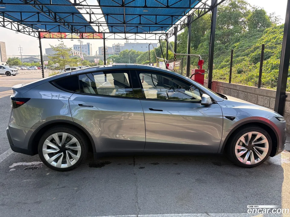 Tesla Model Y AWD 2025 — thumbnail 4