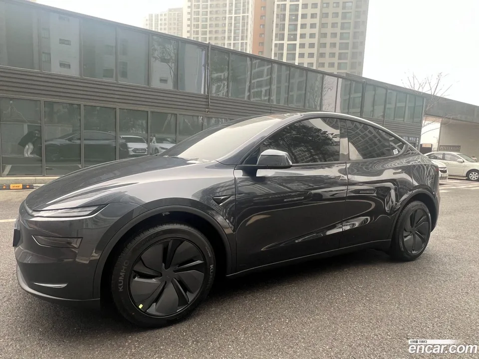Tesla Model Y RWD 2025 — thumbnail 3
