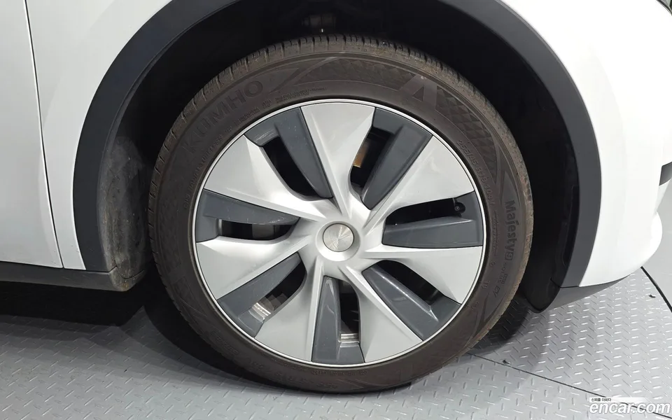 Tesla Model Y RWD 2024 — thumbnail 5