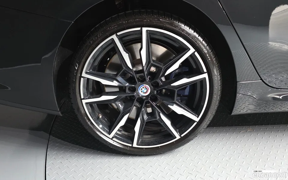 BMW 8 Series M850i xDrive 2023 — thumbnail 2