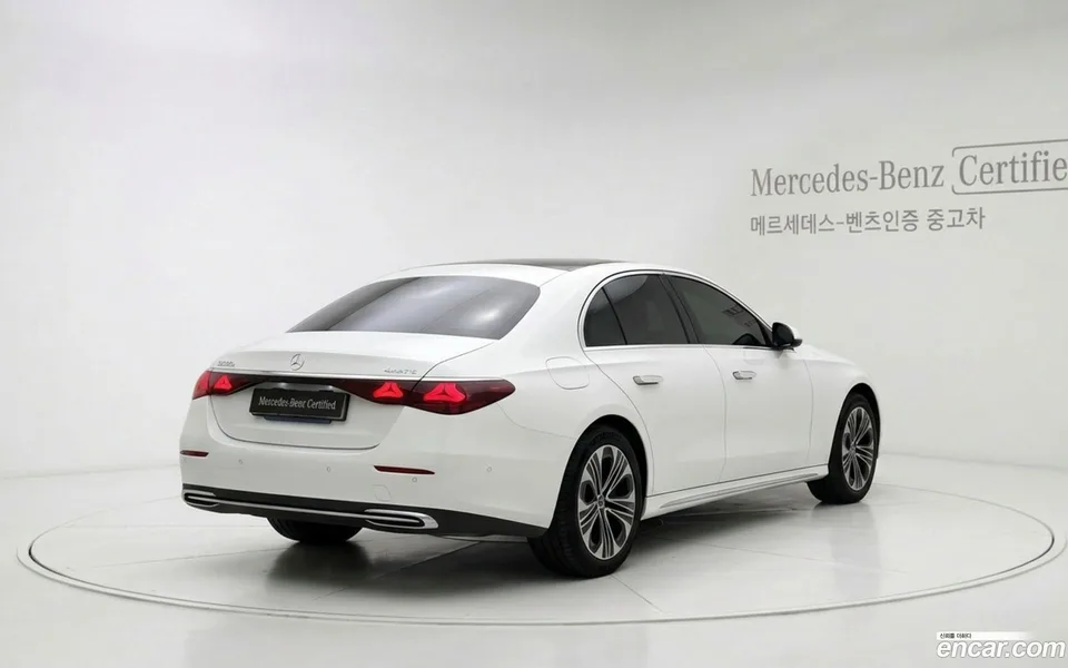 Mercedes-Benz E-Class E350e 4MATIC 2025 — thumbnail 4