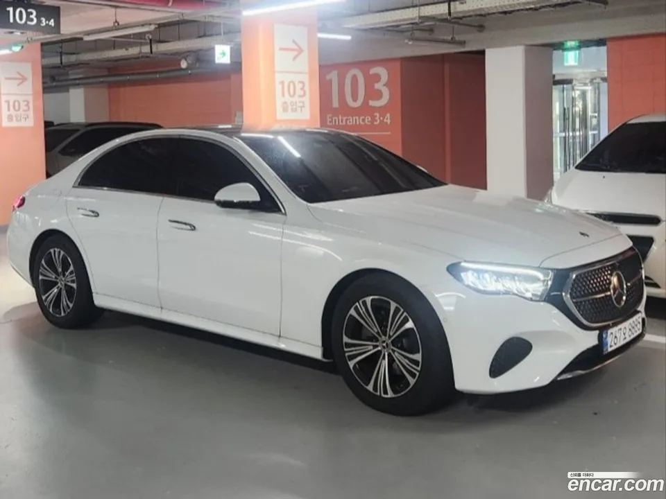 Mercedes-Benz E-Class E200 2025 — thumbnail 3