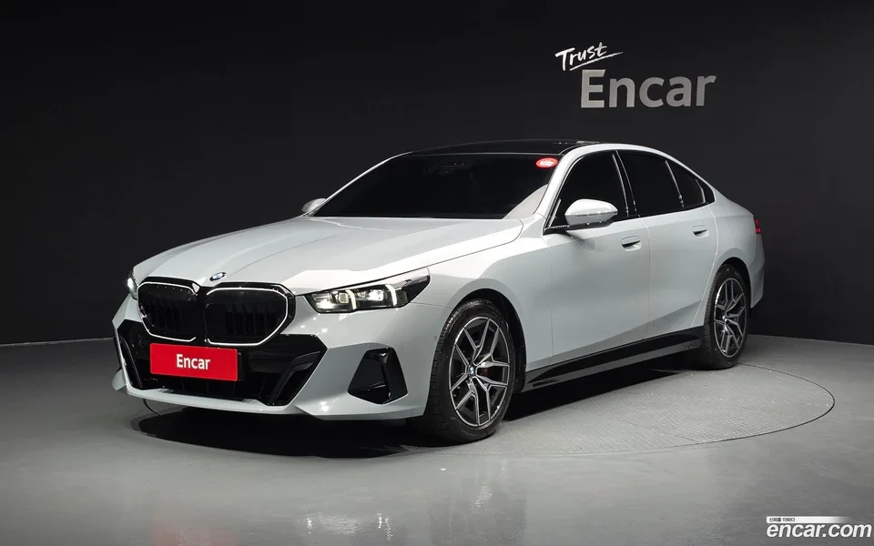 BMW 5 Series 520i 2025 — photo 1, buy with delivery to Moscow