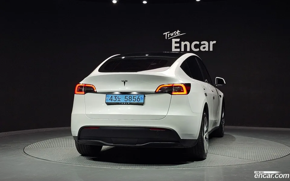 Tesla Model Y RWD 2024 — thumbnail 4