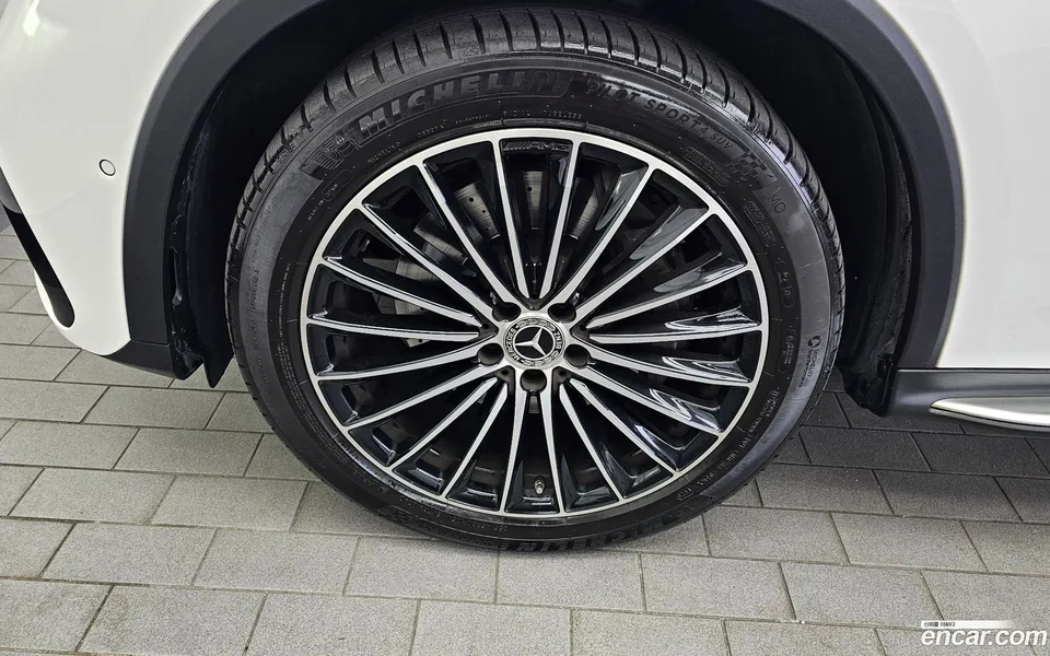 Mercedes-Benz GLC-Class GLC300 4MATIC AMG Line 2025 — thumbnail 2