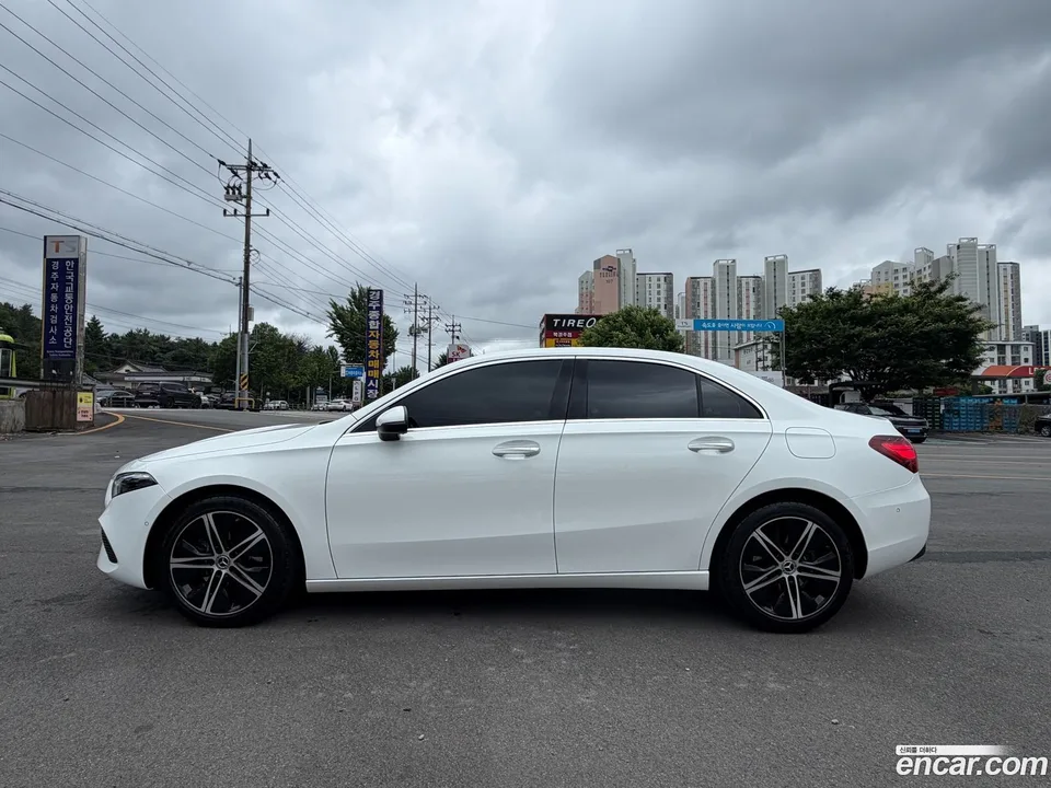 Mercedes-Benz A-Class A220 2024 — thumbnail 3