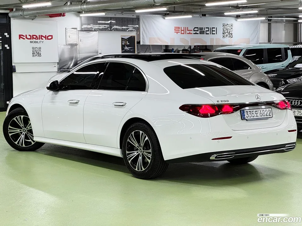 Mercedes-Benz E-Class E200 2025 — thumbnail 3