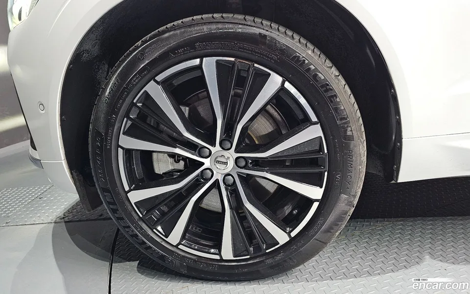 Volvo XC60 B6 2023 — thumbnail 2