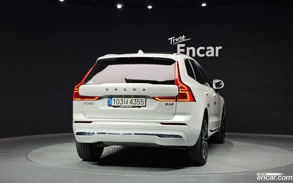 Volvo XC60 B6 2023 — thumbnail 4