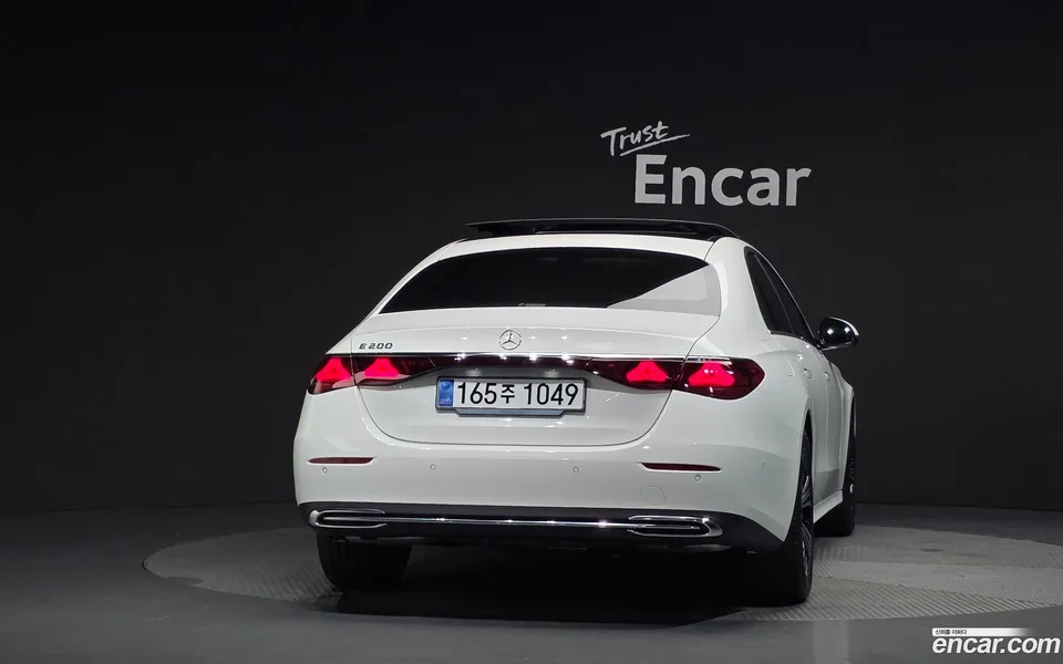 Mercedes-Benz E-Class E200 2025 — thumbnail 4