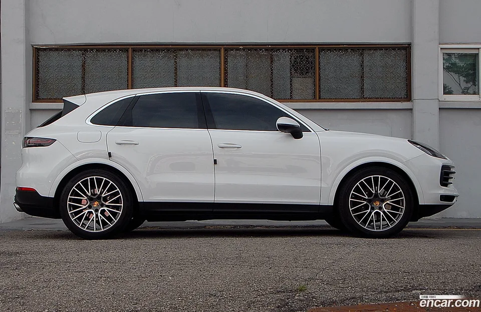 Porsche Cayenne 3.0 2023 — photo 1, buy with delivery to Moscow