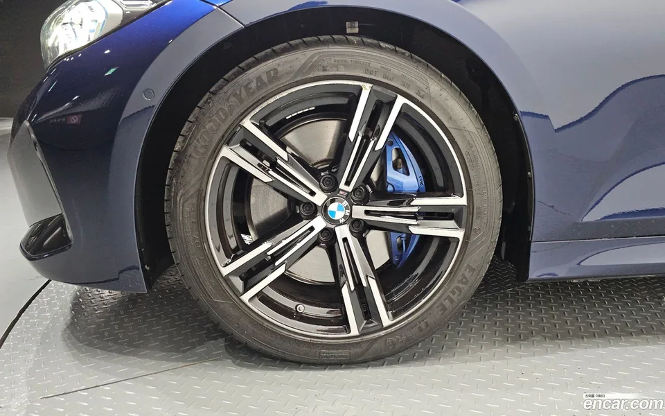 BMW 3 Series 320i M 2025 — thumbnail 2