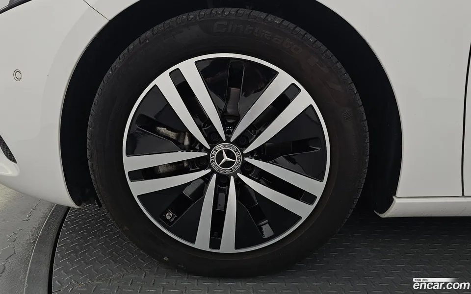 Mercedes-Benz A-Class A220 2022 — thumbnail 2