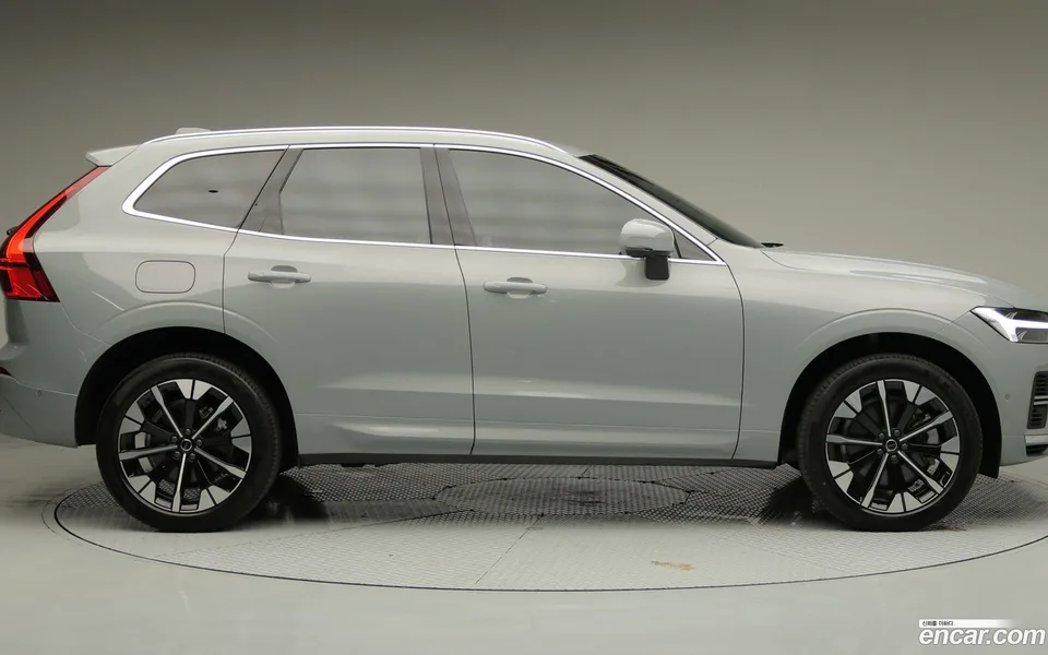 Volvo XC60 T8 2025 — thumbnail 3