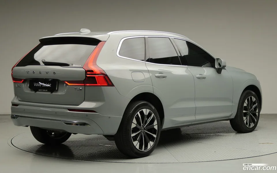 Volvo XC60 T8 2025 — thumbnail 4
