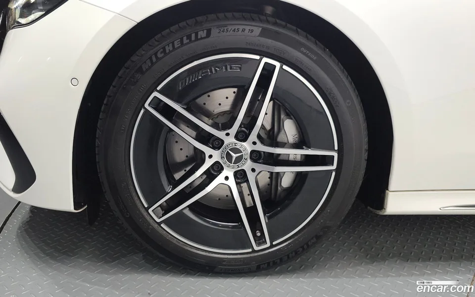 Mercedes-Benz E-Class E300 4MATIC AMG Line 2024 — thumbnail 2