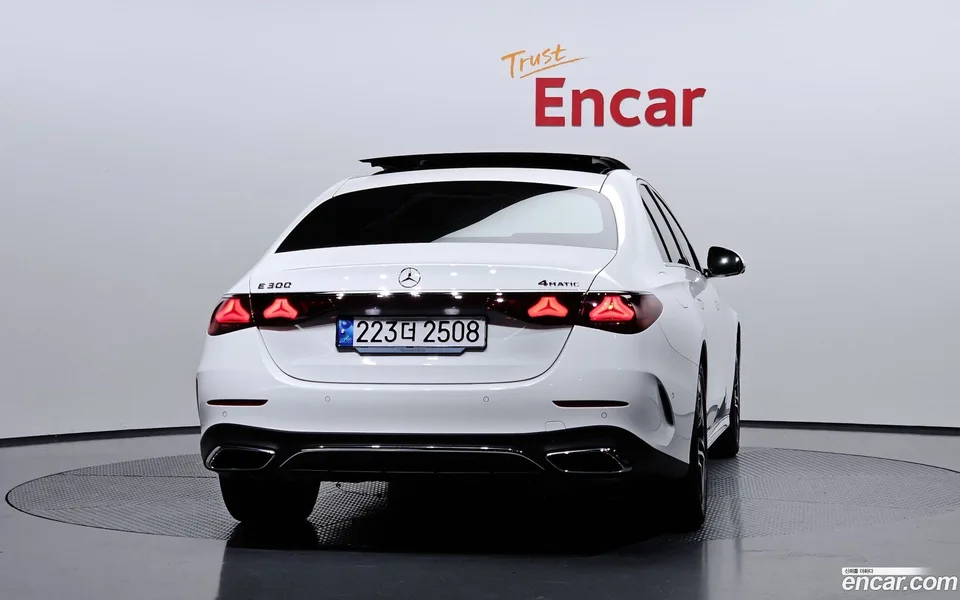 Mercedes-Benz E-Class E300 4MATIC AMG Line 2024 — thumbnail 4