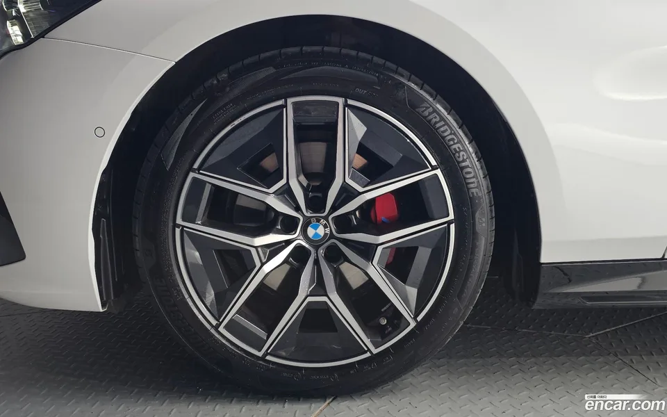 BMW 5 Series 520i 2025 — thumbnail 2