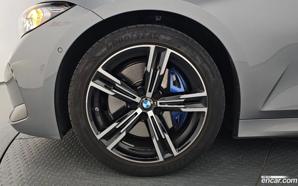 BMW 3 Series 320i M 2024 — thumbnail 2