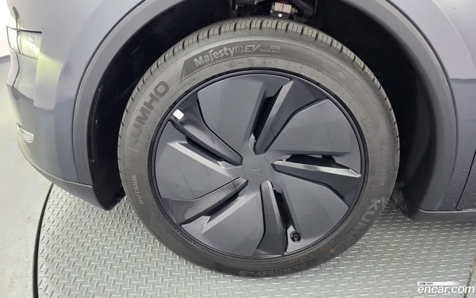 Tesla Model Y AWD 2025 — thumbnail 2