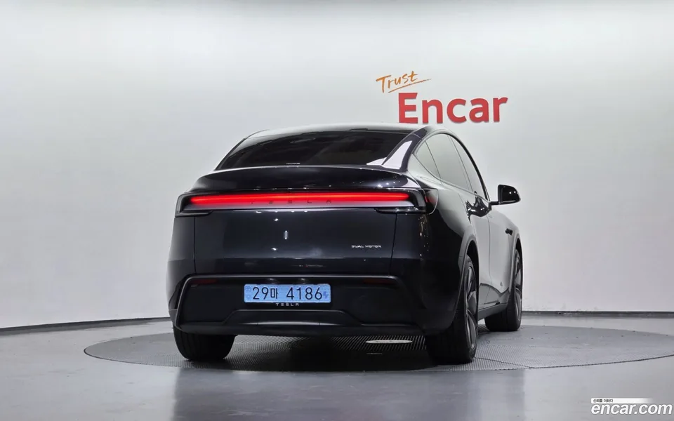 Tesla Model Y AWD 2025 — thumbnail 4