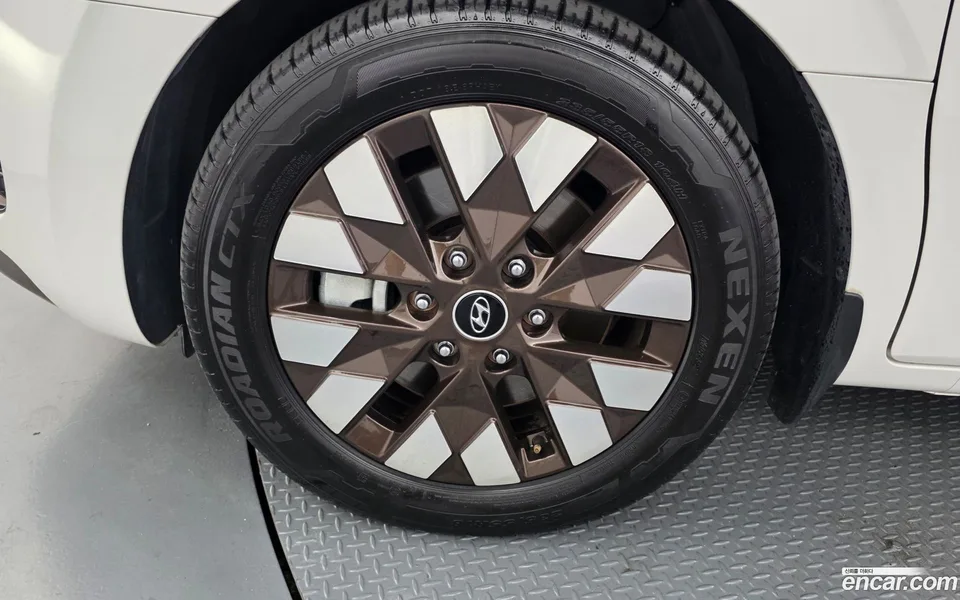 Hyundai Staria 2WD 2024 — thumbnail 2