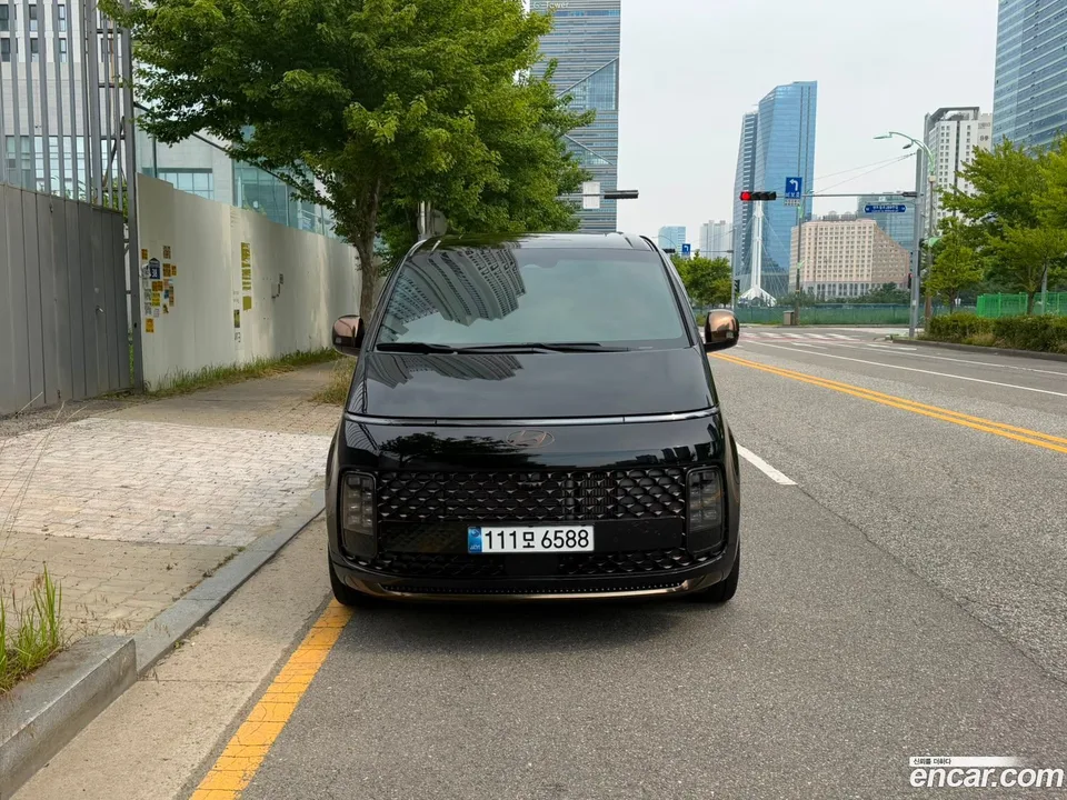Hyundai Staria 4WD 7 2025 — photo 1, buy with delivery to Moscow