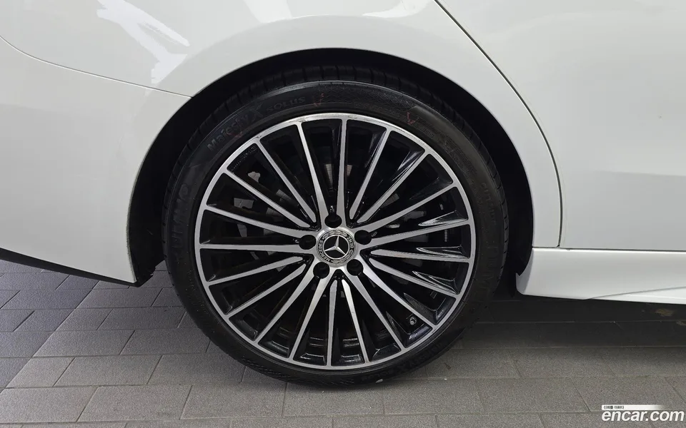 Mercedes-Benz C-Class C300 4MATIC AMG Line 2023 — thumbnail 5