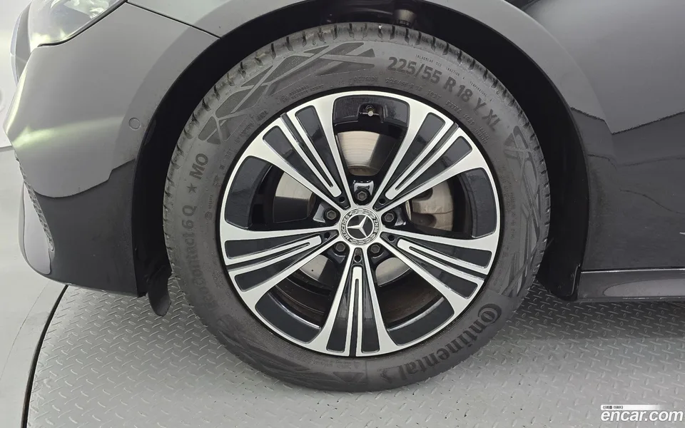Mercedes-Benz E-Class E200 2025 — thumbnail 2