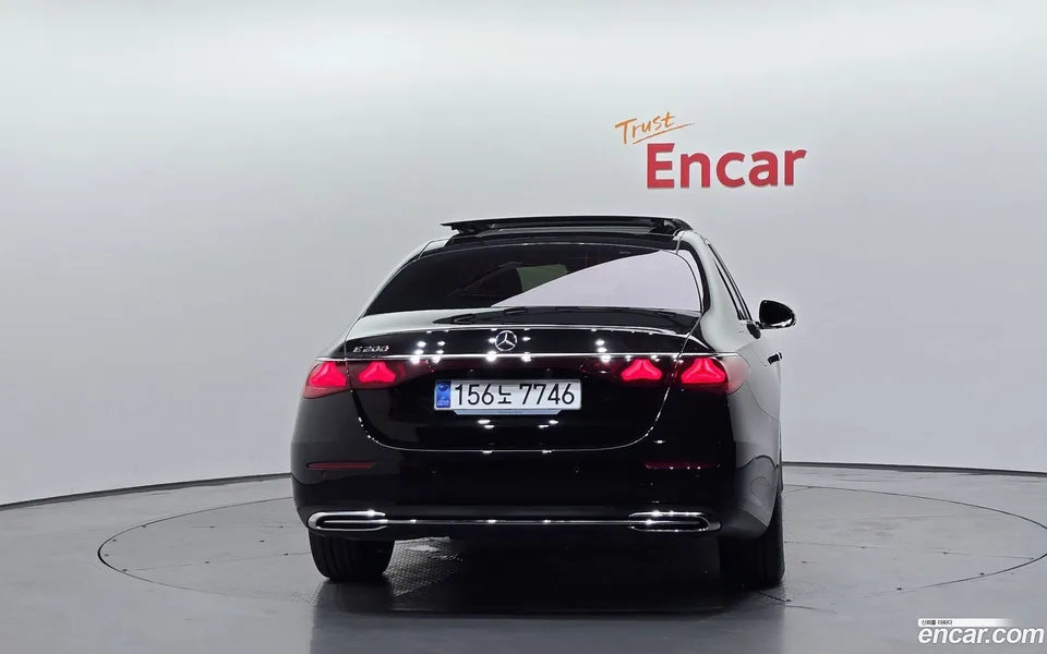 Mercedes-Benz E-Class E200 2025 — thumbnail 4