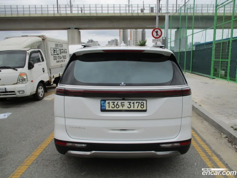 Kia Carnival 7 2023 — thumbnail 4