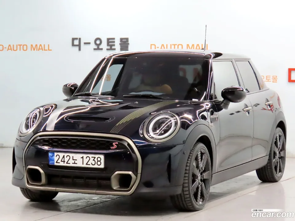 MINI Cooper S 2023 — photo 1, buy with delivery to Moscow