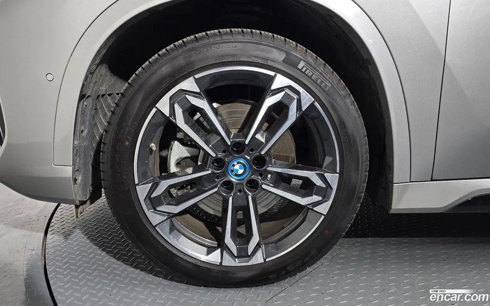 BMW iX1 xDrive 30 M 2023 — thumbnail 2