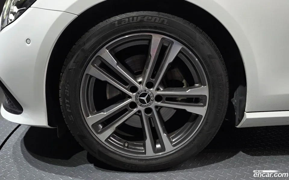 Mercedes-Benz E-Class E250 2023 — thumbnail 2