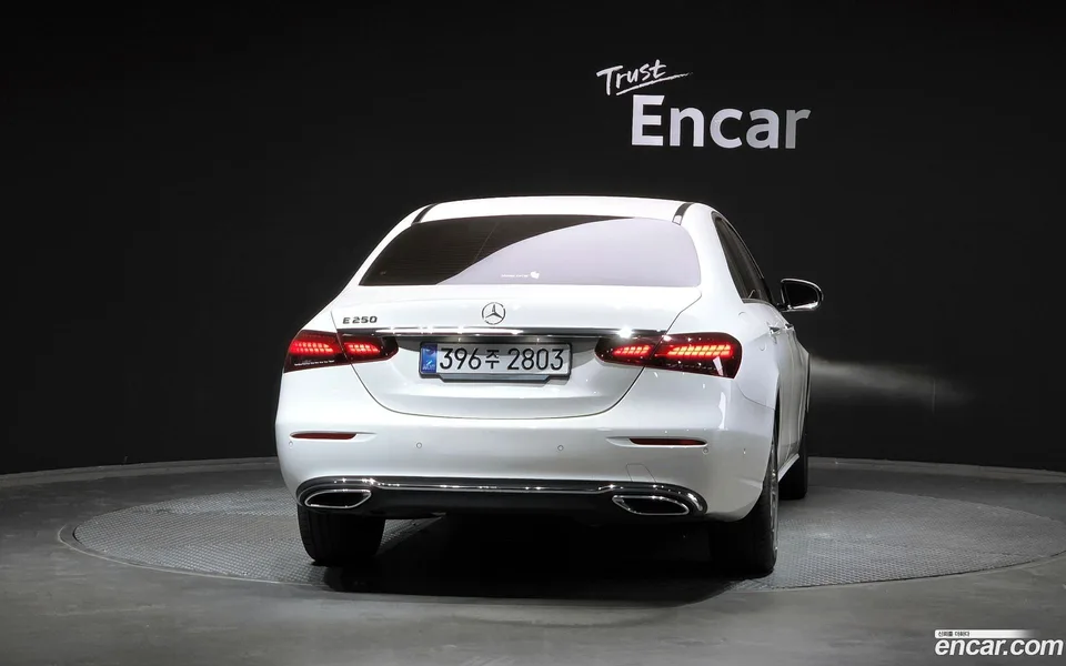 Mercedes-Benz E-Class E250 2023 — thumbnail 4