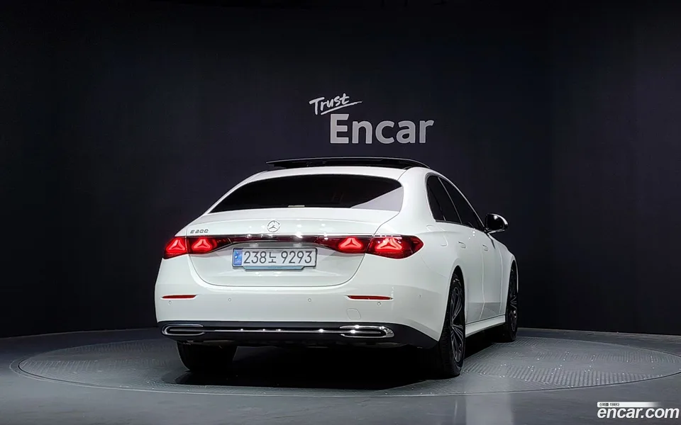 Mercedes-Benz E-Class E200 2025 — thumbnail 4