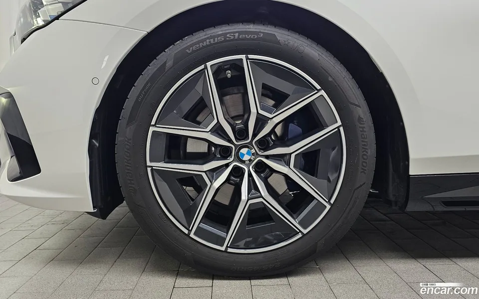 BMW 5 Series 520i M 2024 — миниатюра 2
