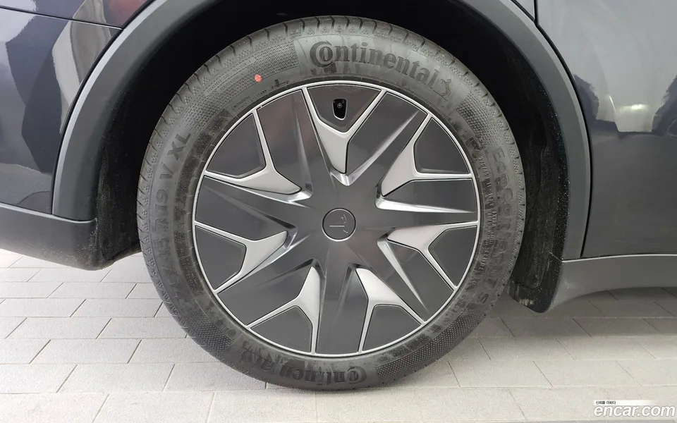 Tesla Model Y L AWD 2026 — thumbnail 2