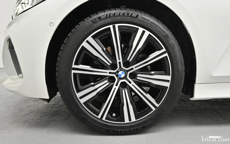 BMW 3 Series 320i 2025 — thumbnail 2