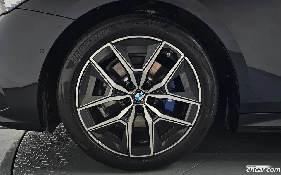 BMW 5 Series 520i M 2024 — thumbnail 2