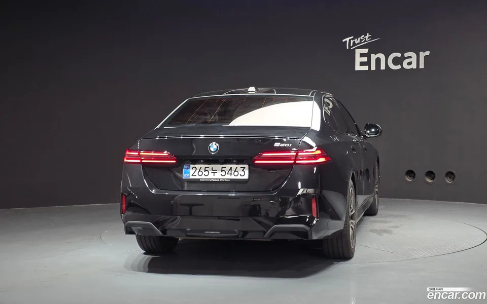 BMW 5 Series 520i 2025 — thumbnail 4